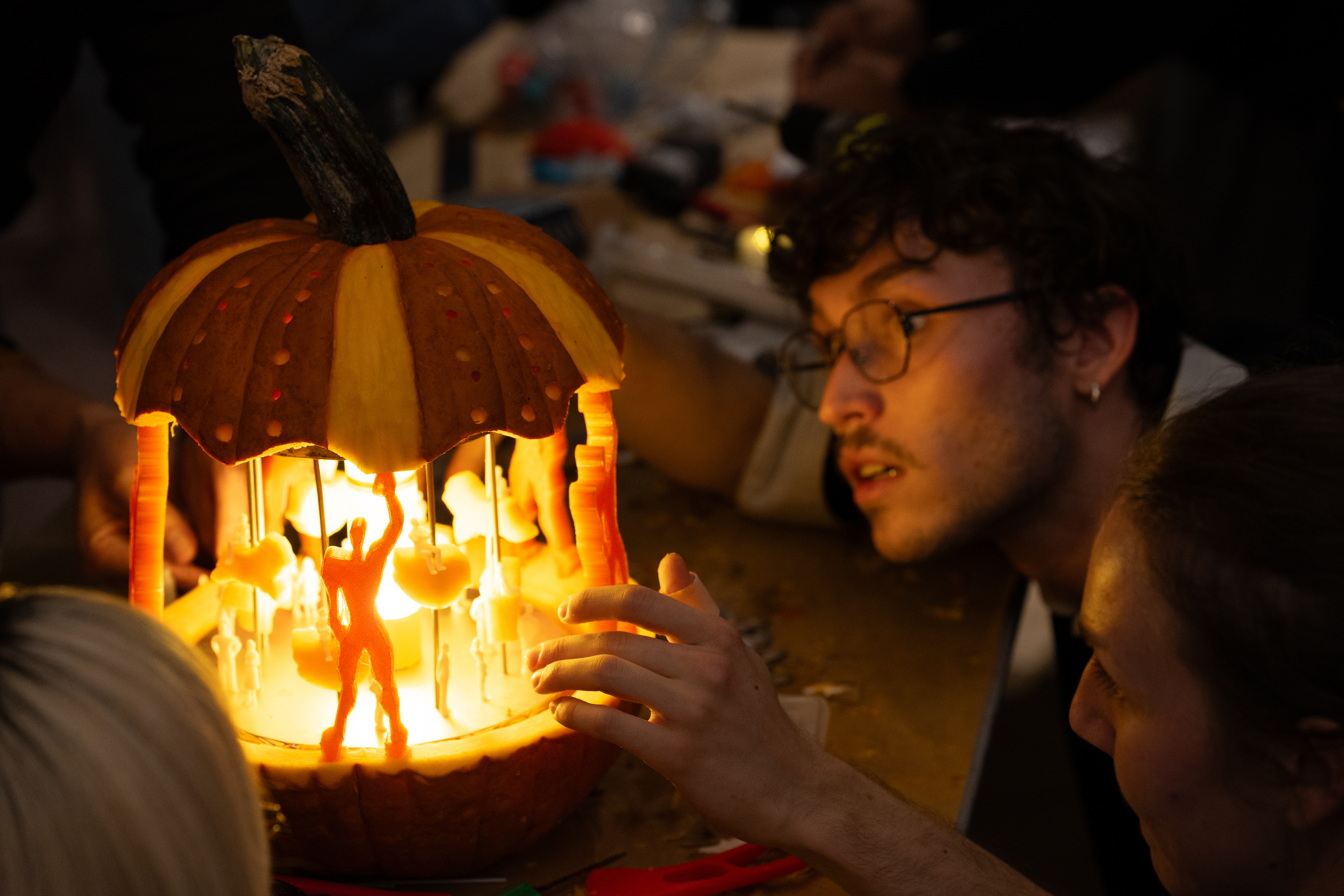 תחרות Pumpkitecture במרכז לאדריכלות בניו יורק, מהפסטיבל ב-2025. צילום: Samuel Lahoz