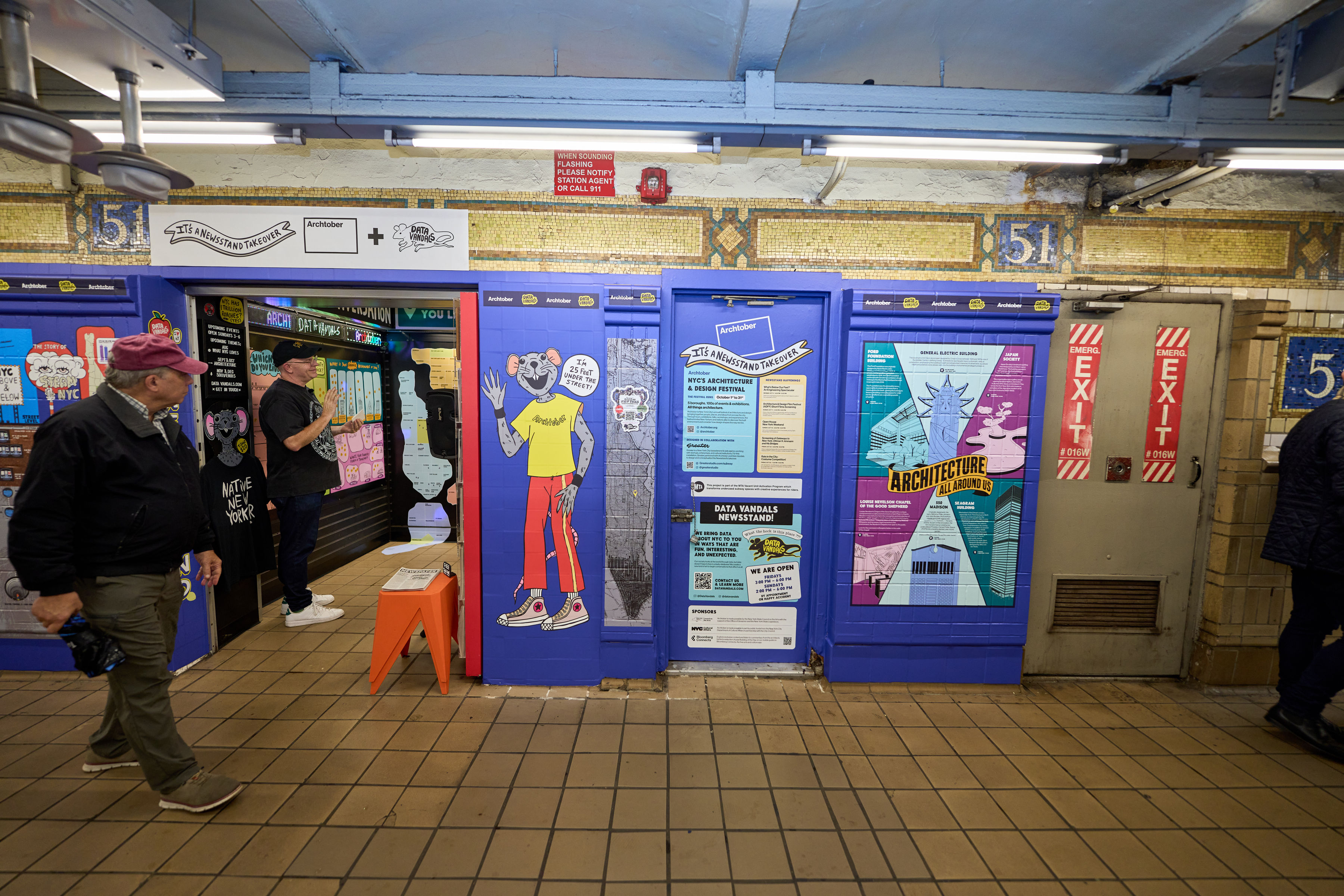 הכניסה לקיוסק של Data Vandals ברציף הרכבת התחתית ברחוב 51 פינת שדרות לקסינגטון בניו יורק. צילום: Mark Shaw