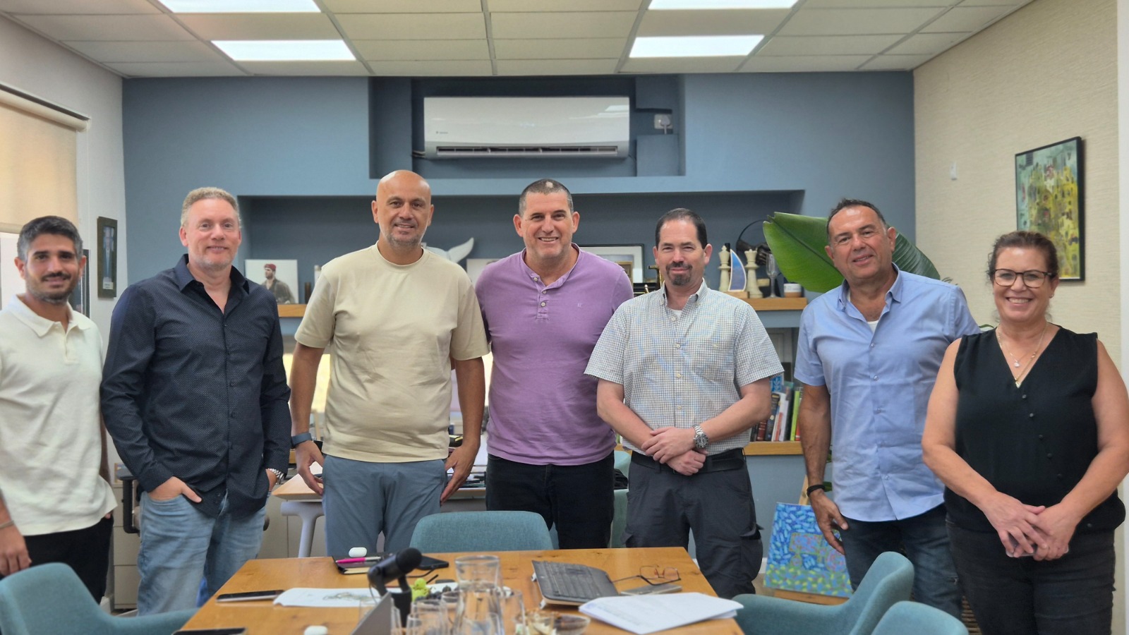 מימין: שולה יגול, ליאור בר, אינג' אסף וחנר, אסיף איזק ראש מ.א. חוף הכרמל, אלון עמרם יו"ר עמרם אברהם, נועם גרייף מנכ"ל עמרם אברהם. צילום: דוברות מ.א. חוף הכרמל