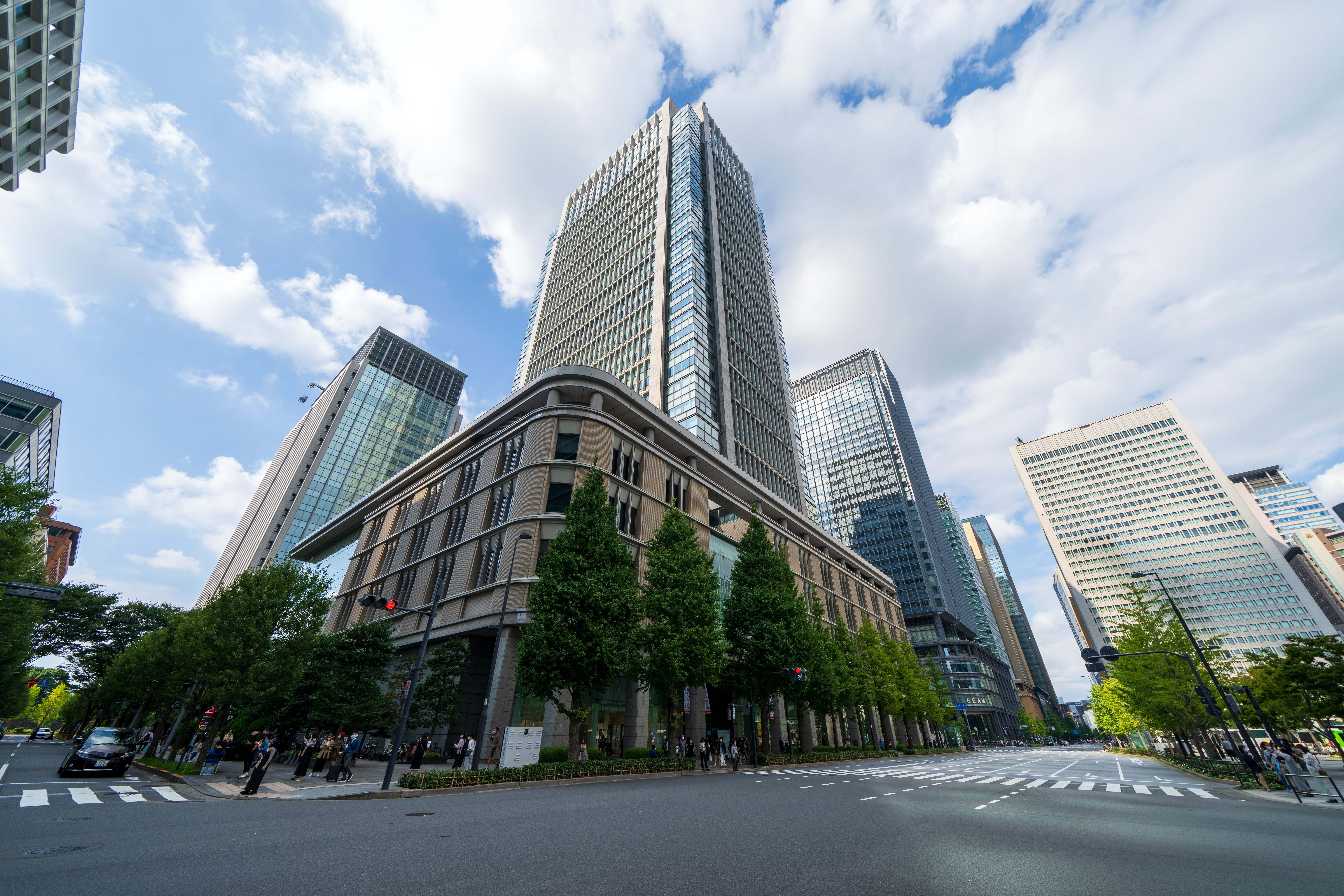 מגדל אוטמאצ'י בטוקיו, שתכנן משרד KPF. המגדל מחובר ישירות לרכבת התחתית, ובו משרדים ובקומות העליונות מלון. הוא עומד לצד יער עירוני, ובסיס הבניין נפתח אל היער וממשיך אל המרחב העירוני. צילום: shutterstock