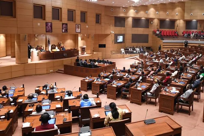 אולם המליאה של האסיפה המחוקקת של ארונצ'ל פראדש בהודו, בעת נאום נשיאת הודו דראופדי מורמו, 21 בפברואר 2023. צילום: ספריית הנשיא הדיגיטלית, מזכירות נשיא הודו