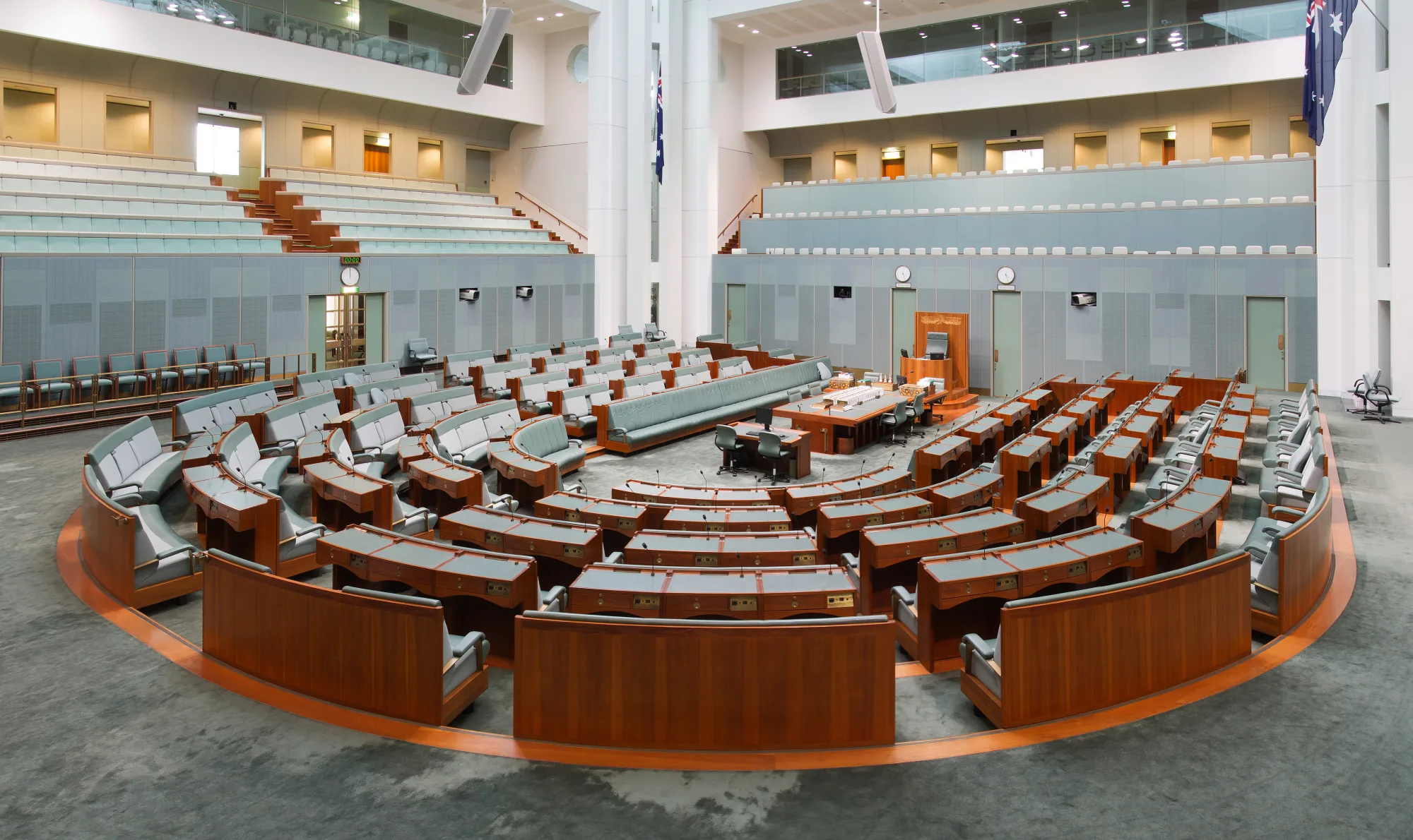 בית הנבחרים של אוסטרליה בקנברה, דוגמה לאולם בצורת פרסה, שבה הספסלים מתעקלים לשני צידי האולם. צילום: ג'יי ג'יי הריסון