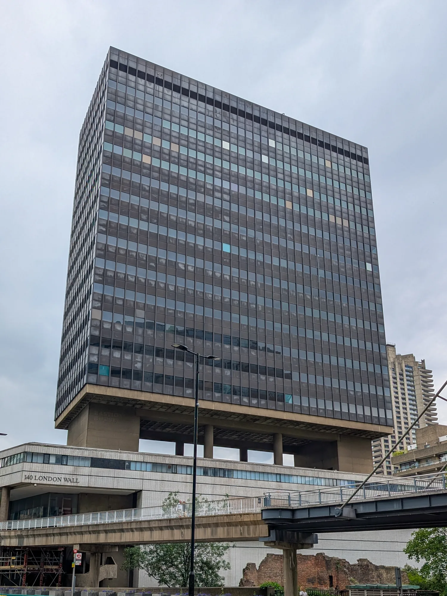 Bastion House בלונדון, מגדל משרדים בן 17 קומות של Powell & Moya מ-1976 עד 1977, ליד ברביקן. הבניין צפוי להיהרס. צילום: The wub