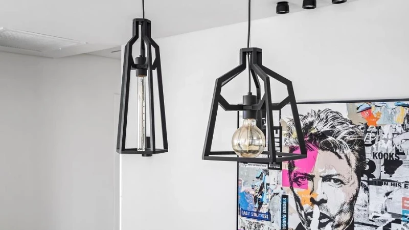 הוא אוהב לתקלט ומעריץ את דיוויד בואי, שני אלו שולבו בגאונות בדירת היוקרה התל אביבית