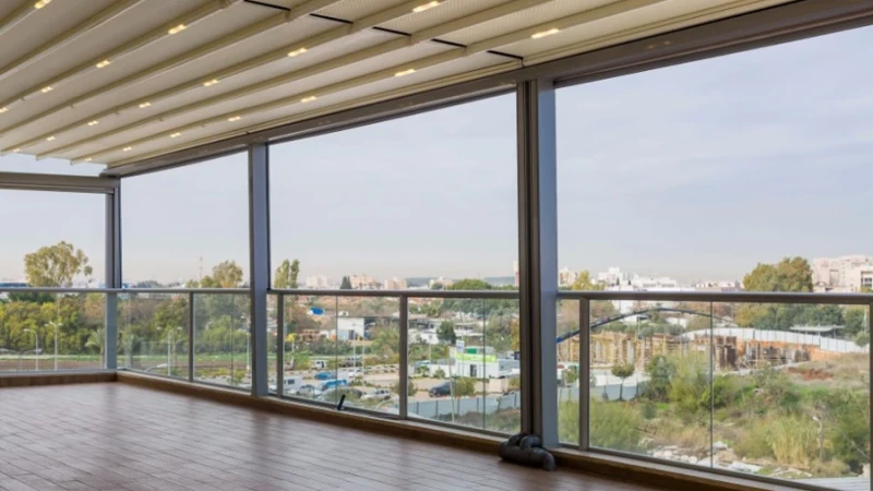 על התפר בין חוץ לפנים