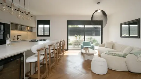 בית אחד, ארבעה חדרי רחצה - ארבעה סיפורים שונים