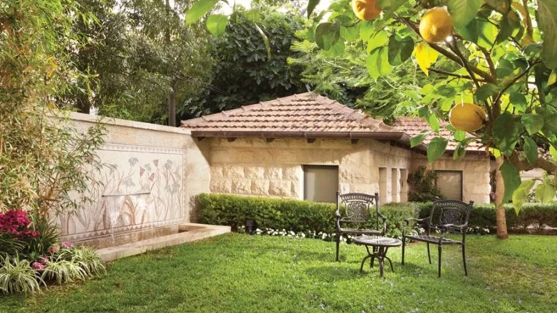 אצלנו בחצר בצל עצי הזית...