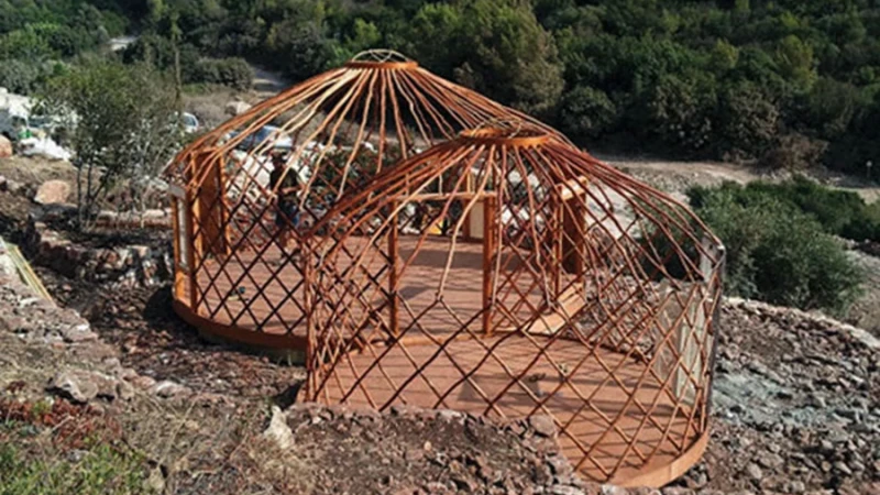 נראה כמו אוהל מבחוץ, אך הוא בית מבפנים