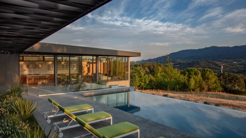 על ראש הגבעה עומדת אצה