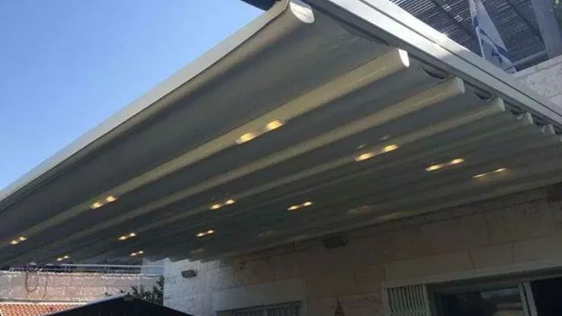 פרגולות אלומיניום תלויות: פתרון הצללה אלגנטי מבית צללית