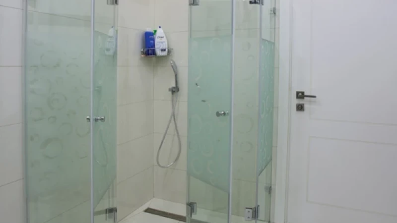 שקוף שזה זכוכית  - בחדר האמבט