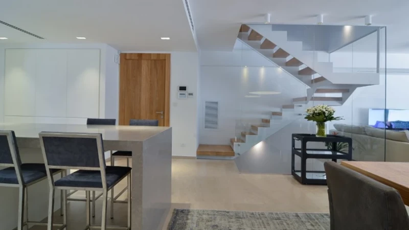 במעלה המדרגות