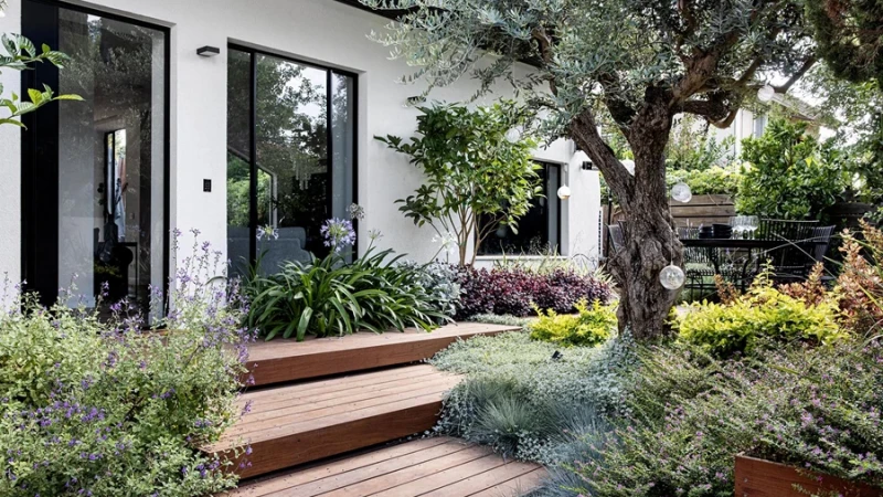 לכאן תרצו להזמין את החברים: גינה עוטפת עם האט־טאב מדליק