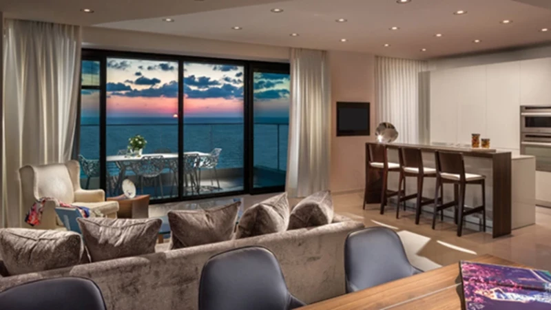 כחול בחוץ ובפנים