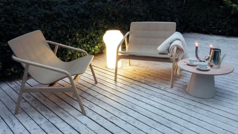 נשב בחוץ, כמה יפה הליל...