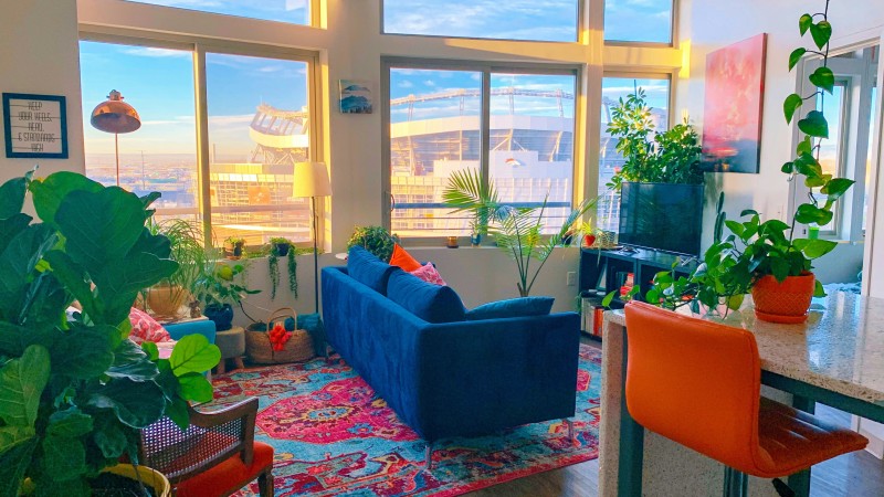 בין קרנבל צבעוני לשקט לבן