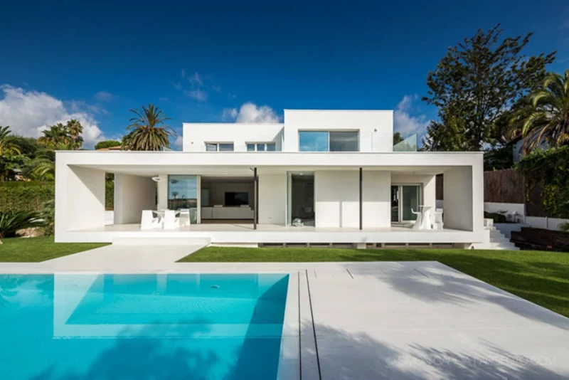 "CASA HERRERO" בית ים תיכוני מודרני, לבן, חכם... "מבריק"
