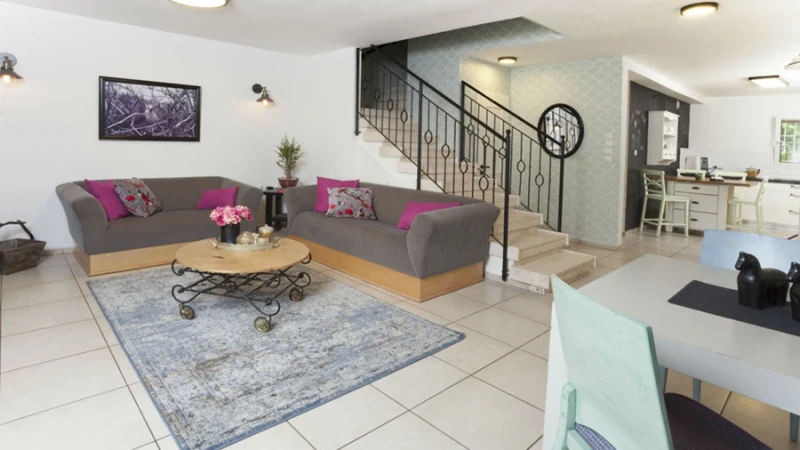 הבית בגדרה- אלוהי הפרטים הקטנים