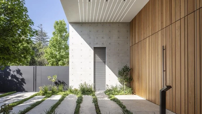 בית מגורים בשרון:  שופע אור, פתיחות ומינימליזם עיצובי