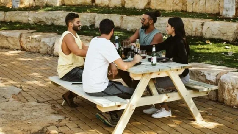 שילוב שולחנות קקל כחלק מעיצוב הבית והחצר