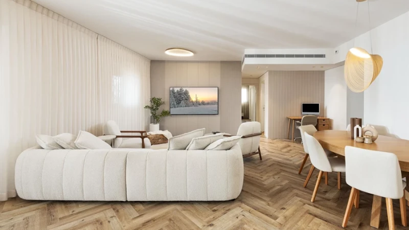 כך הפכה דירת חמישה חדרים בשפלה לבית רגוע ומדויק