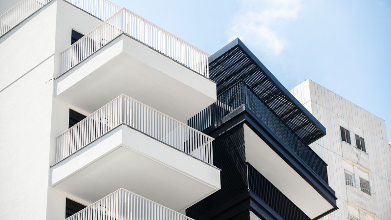 לא רק שקוף: המעקות החדשים שמחליפים את הזכוכית בבנייני המגורים