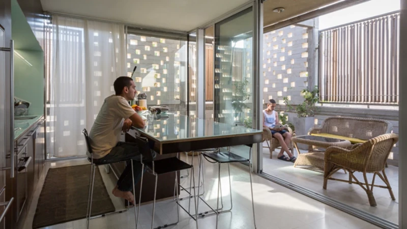 אימוץ הסמליות של מי שהמקום נלקח ממנו