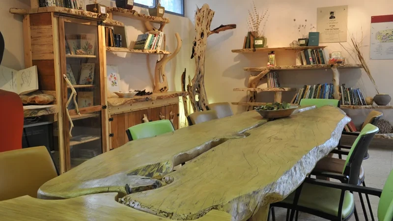 שיתוף פעולה בין אומן העץ שרון סהר ומעצב הפנים ניר קיסר