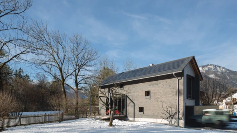 מול נוף האלפים