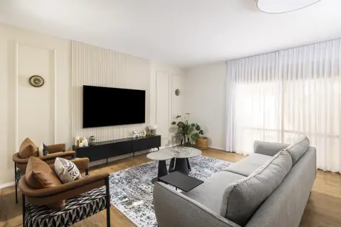 בין משרבייה לקרניזים: הבית החדש בהוד השרון