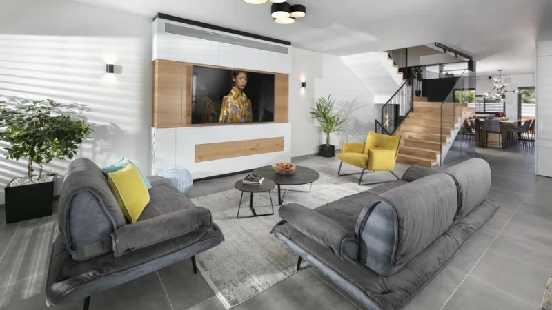 כך הפך גרם המדרגות הישן מחיסרון ליתרון והקיר בכניסה למטמון