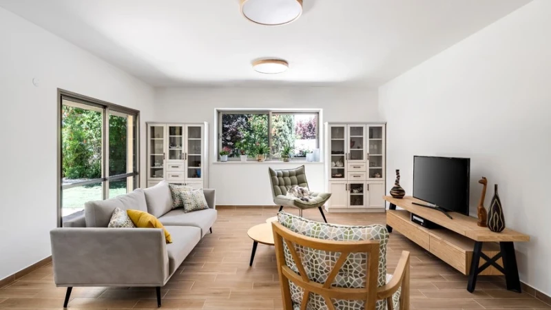 נוכחות עכשווית לבית עם אווירה של כפר