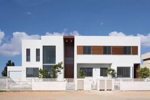 נולד ממקומו