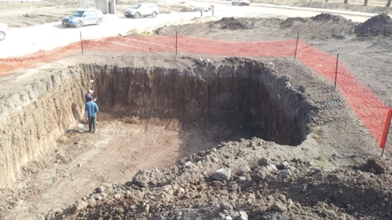 מתחת לפני השטח