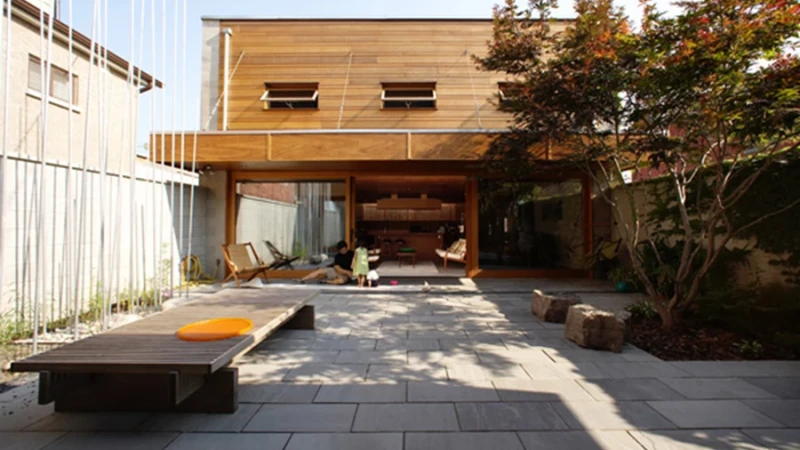 שתי חצרות בעיצוב בית בטורונטו, קנדה