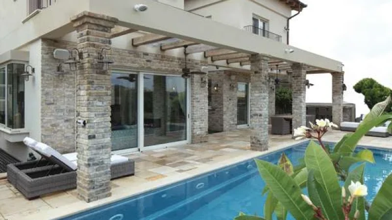 עיצוב בית בחומרים טבעיים וצבעוניות רגועה