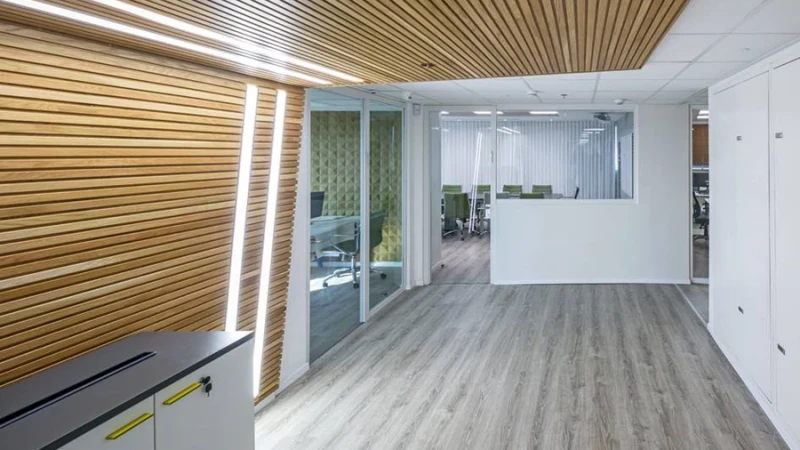 מבעד לזכוכית השקופה