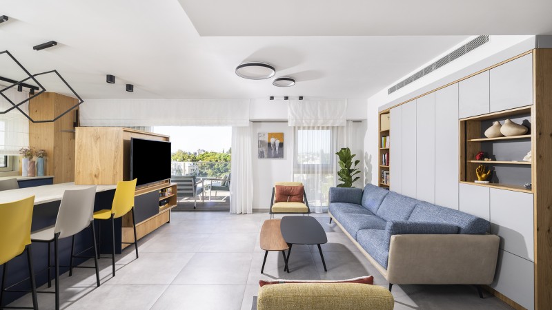 קלאסית, נעימה ועל זמנית: דירה במראה שובבי לזוג צעיר בצפון של תל אביב