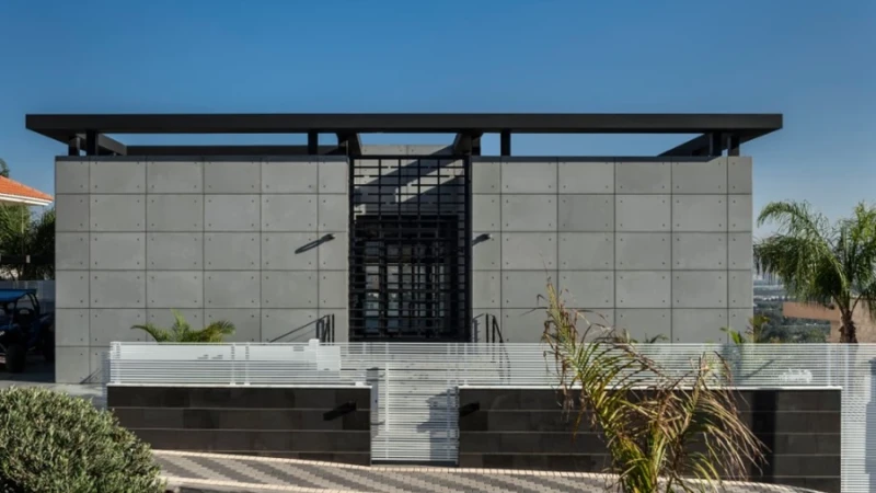 הושט היד וגע בה