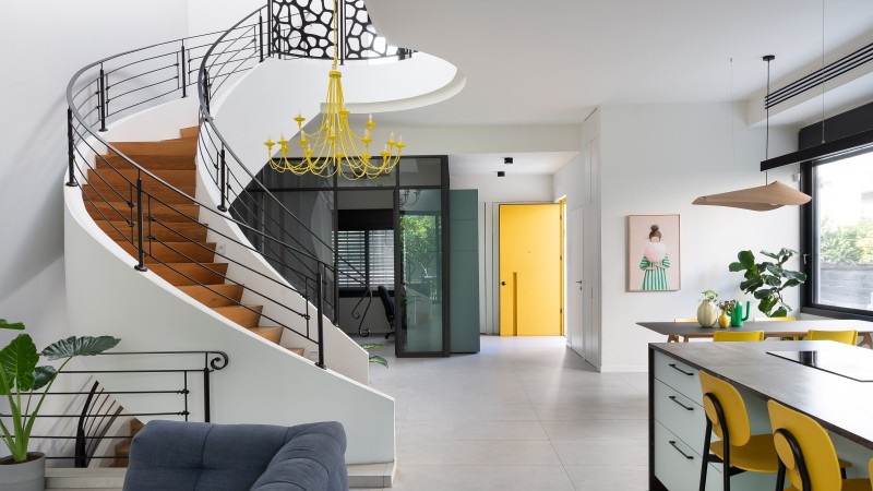 מחושך לאור: יצירת אמנות בלב הבית