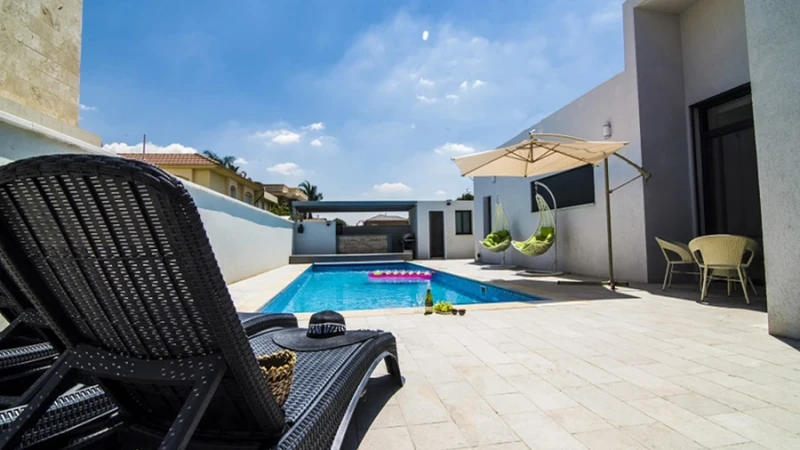 חשמל זורם בכפות ידיה