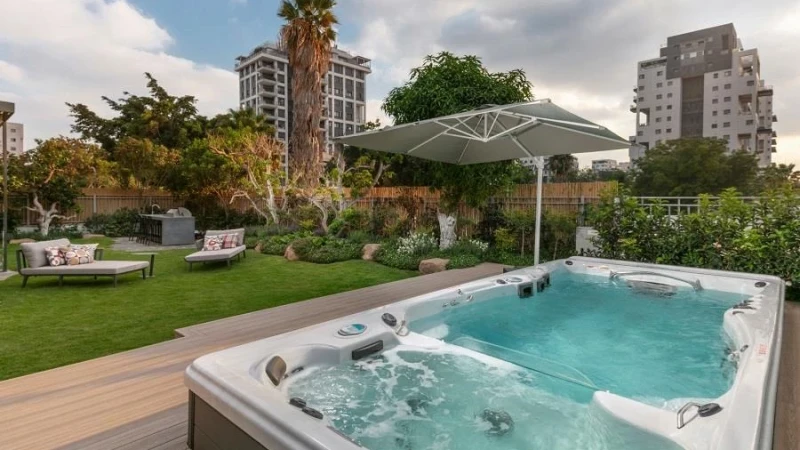 כאן גרים בכיף: דופלקס יפהפה בשרון שתוכנן במדויק לאורחות החיים של בני המשפחה- קטנים כגדולים