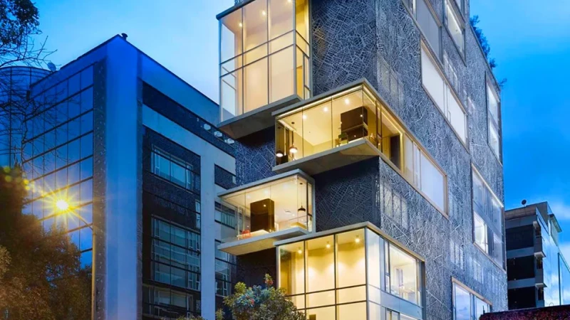 הצצה למלון "קליק קלאק" בקולומביה