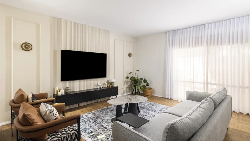 בין משרבייה לקרניזים: הבית החדש בהוד השרון