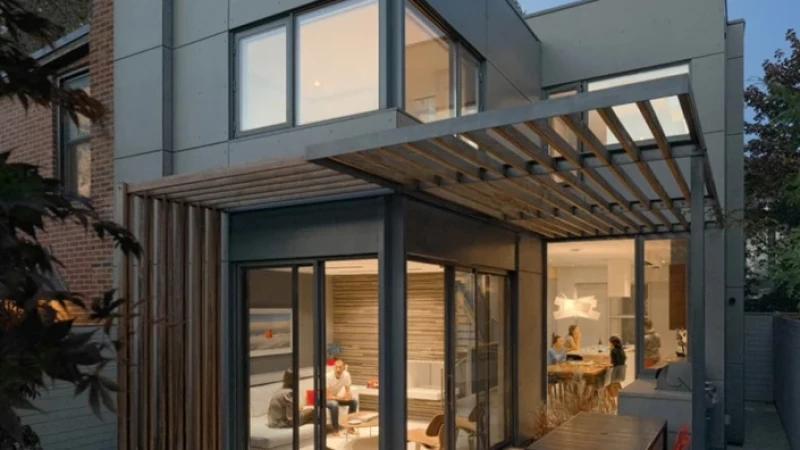 "THROUGH HOUSE" - אופטימיזציה של מרחב מגורים מואר ומזמין בקנדה