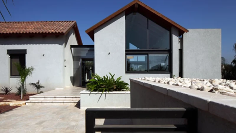 בית אחד, שלושה מבנים