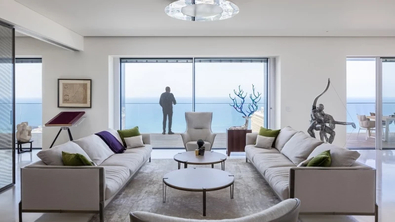 קלאסיקה אופנתית במיטבה אל מול הים התיכון