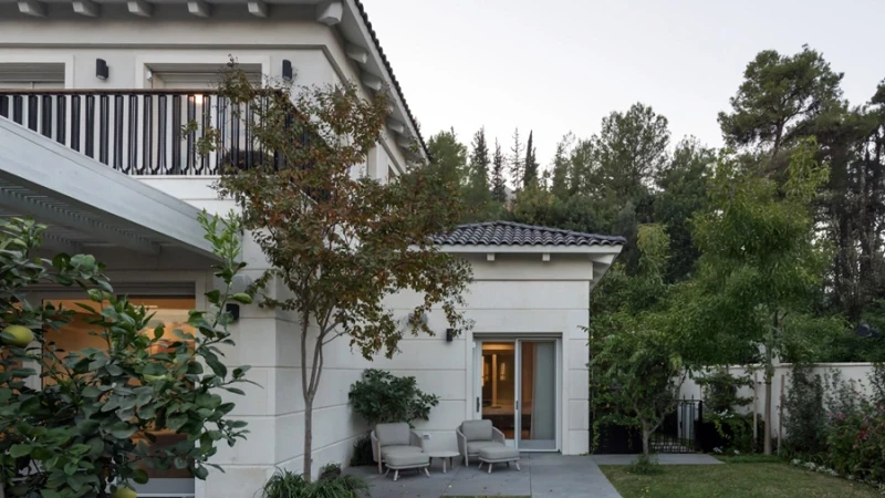 חיבור בין עולמות: בית של אור, עץ ונוף