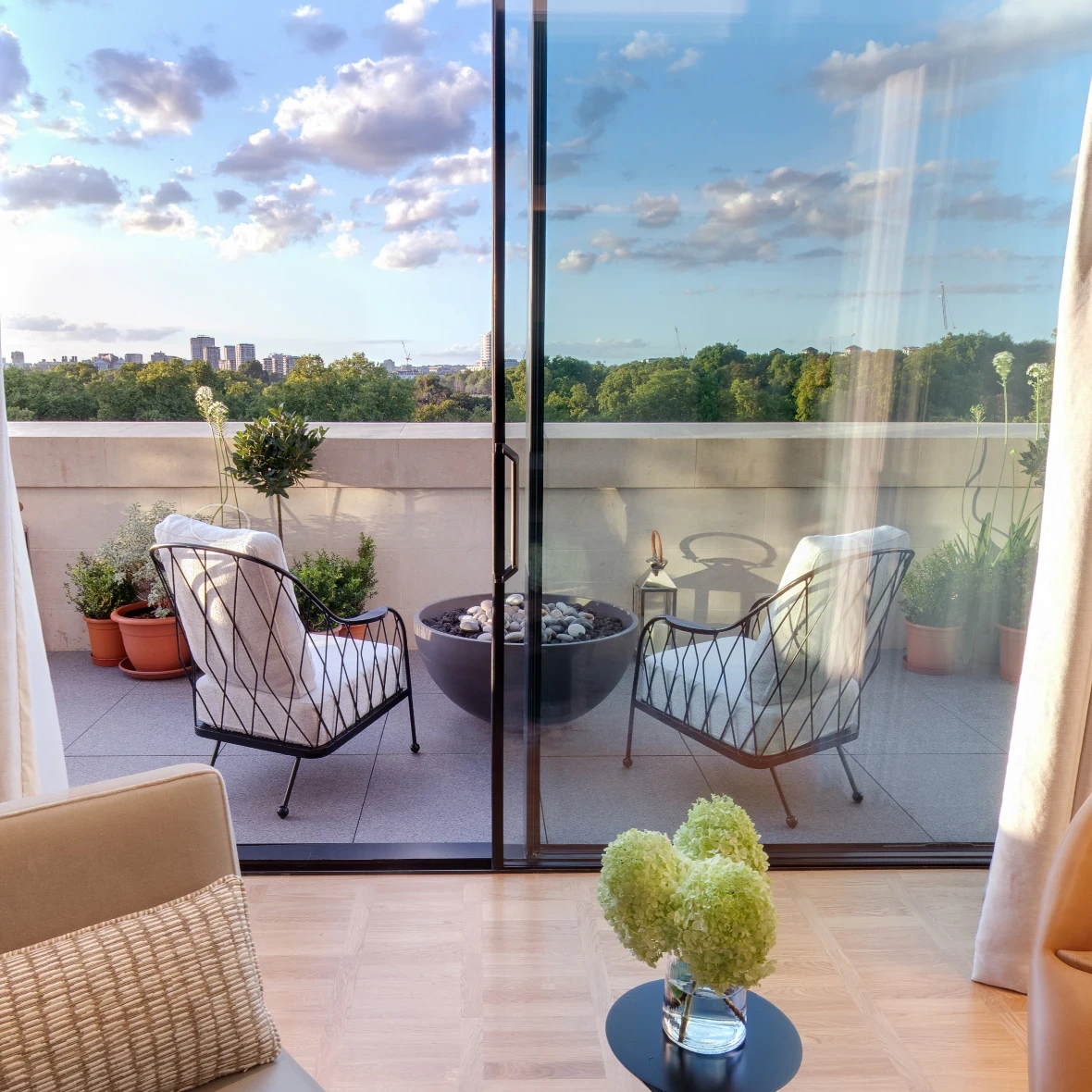 מהזנחה להזמנה: הדרך להפוך את המרפסת לחלל חי ונעים