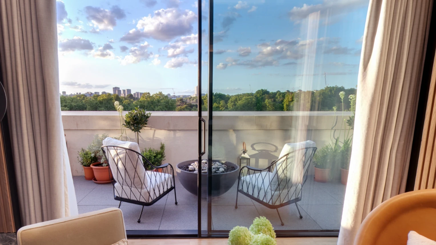 מהזנחה להזמנה: הדרך להפוך את המרפסת לחלל חי ונעים